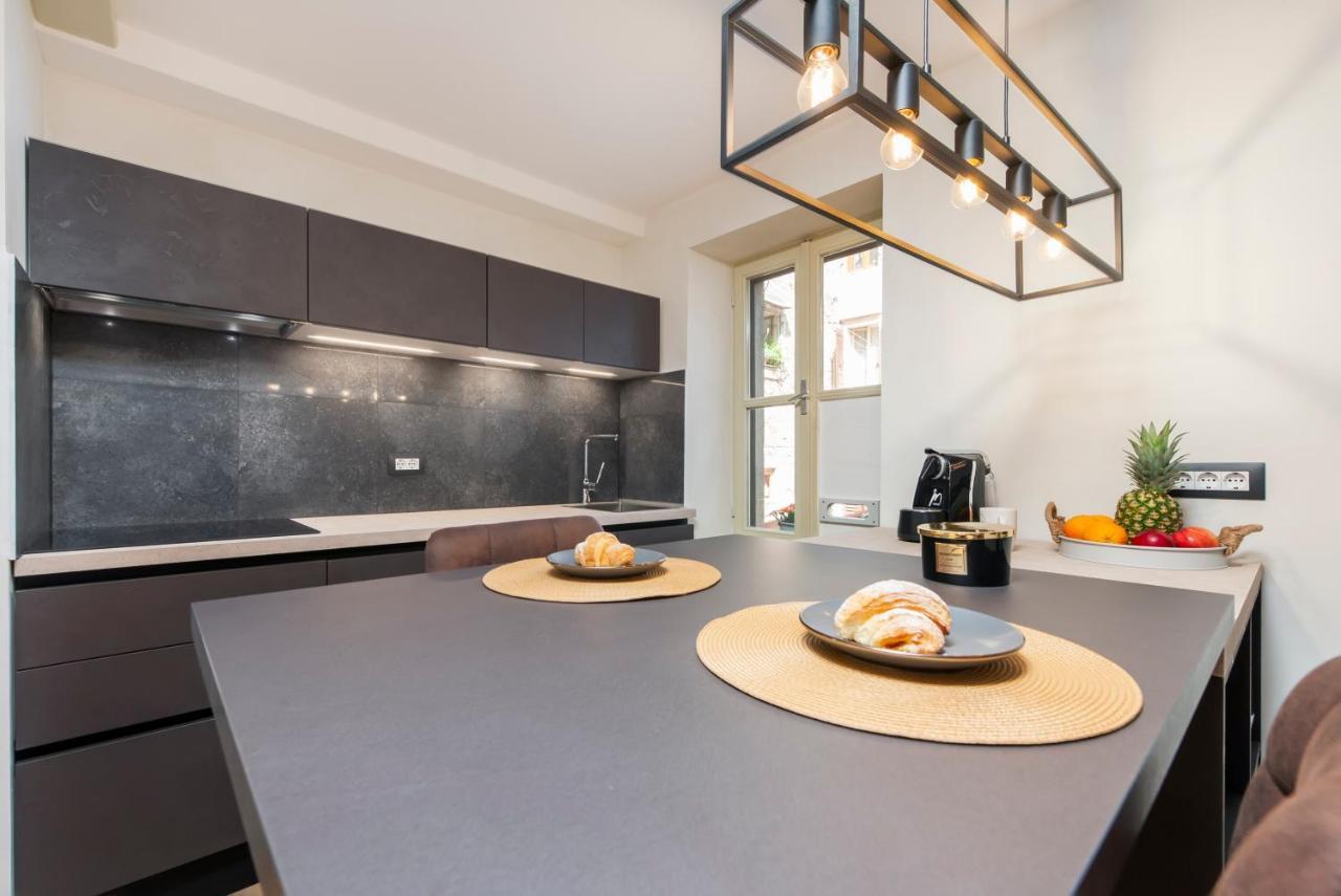 Dc II Downtown Apartment 罗维尼 外观 照片
