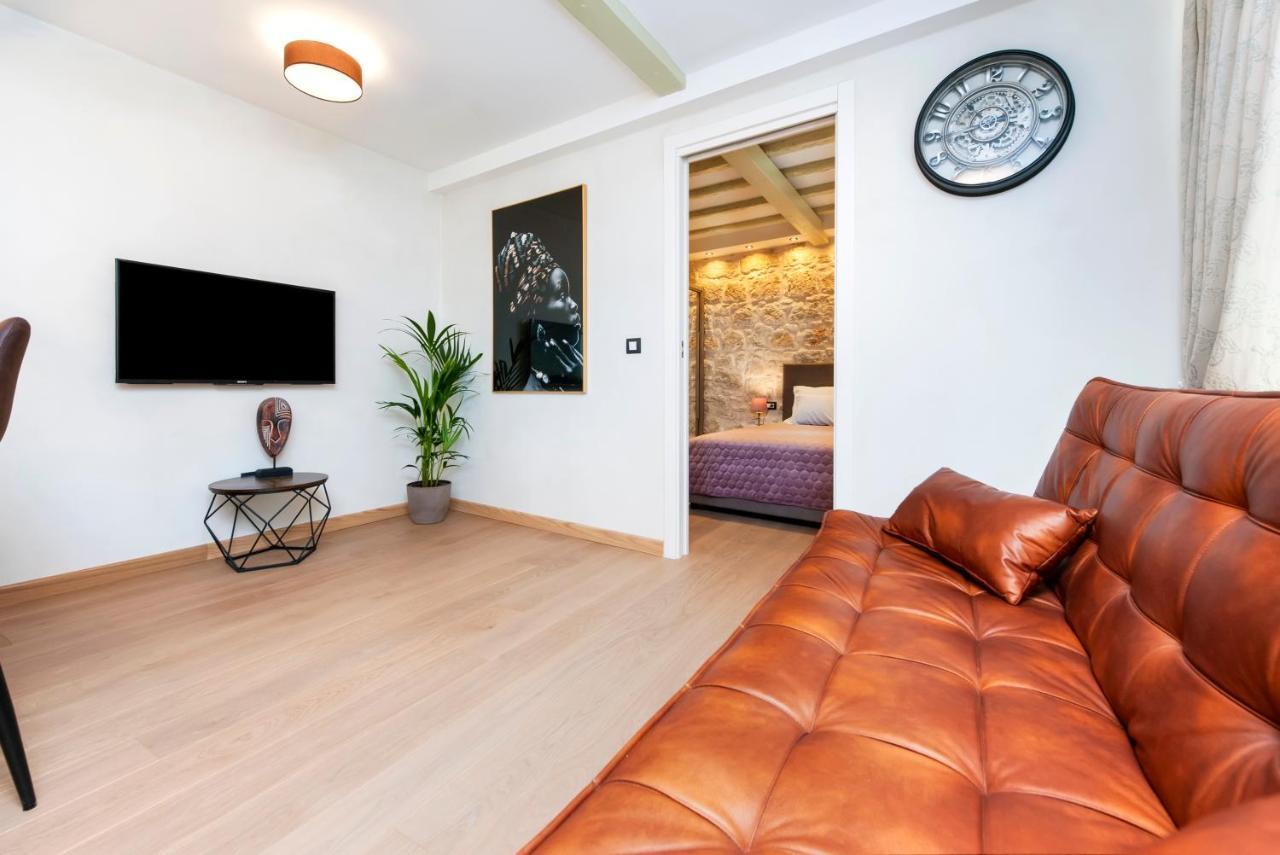 Dc II Downtown Apartment 罗维尼 外观 照片